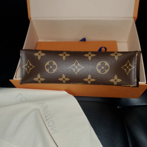 Authentic New Louis Vuitton Toiletry 19/Crossbody - Picture 5 of 16